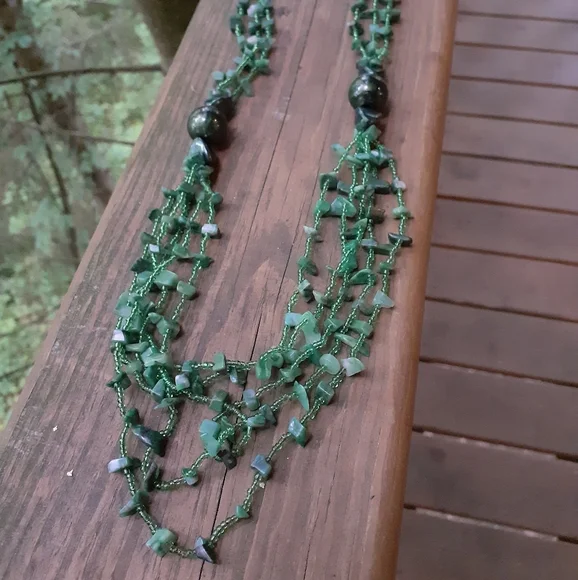 Beautiful Malachite Colored Necklace - Picture 3 of 4